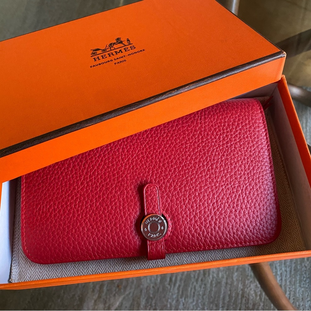 HERMES Dogon GM Taurillon Clemence Pebbled Red Leather Bifold Wallet Coin Purse